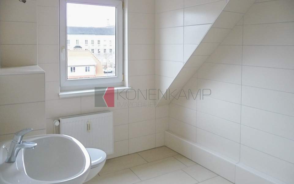 Bad mit Dusche und Fenster